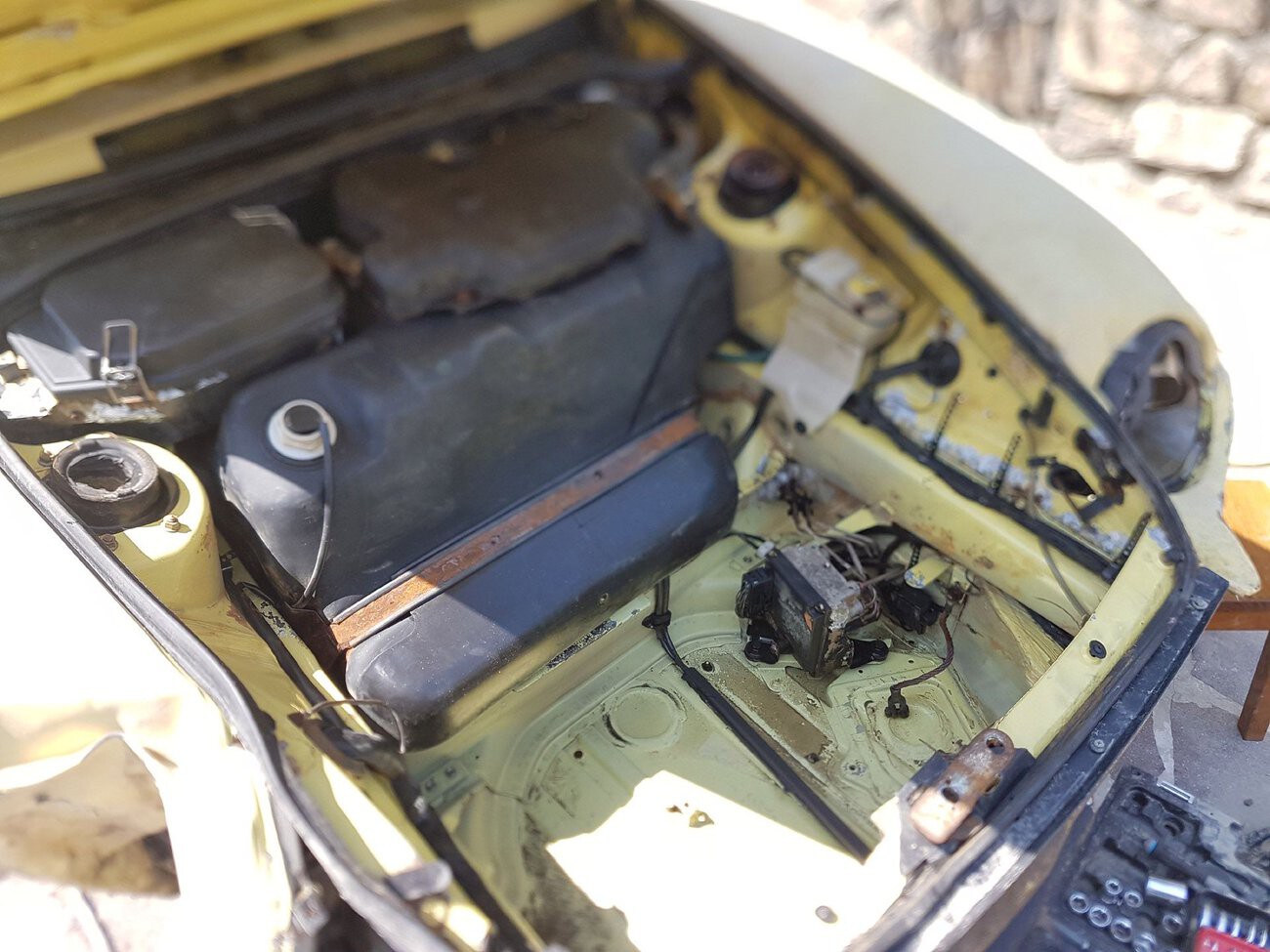 Porsche 911 makasi vuosia joen pohjassa. Joku teki kaikkensa saadakseen siitä keräilykappaleen.