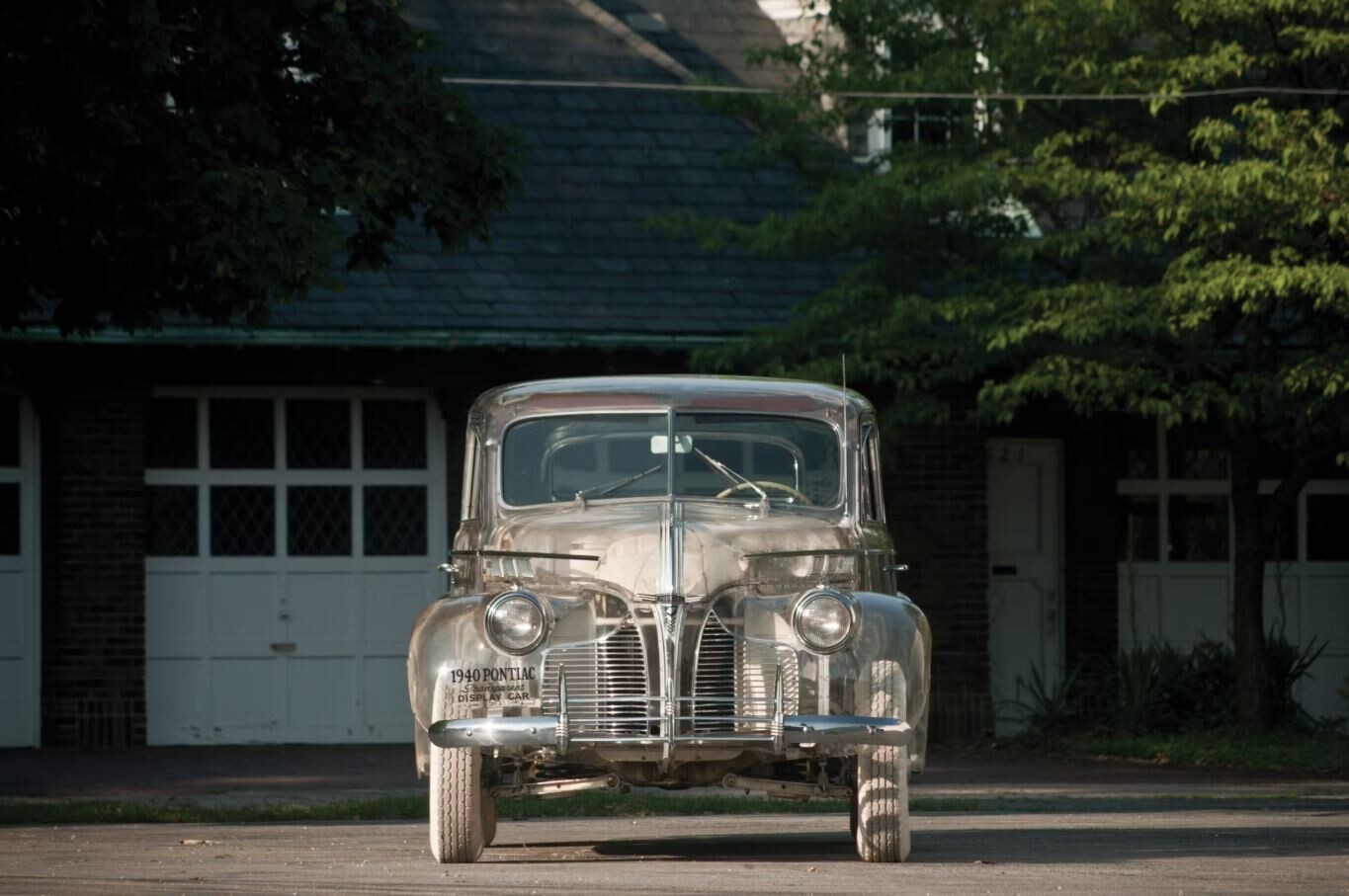 Se oli hyödytön, mutta sen jälkeen, kun teollisuus löysi orgaanisen lasin, Pontiac esitteli vuonna 1939 ensimmäisen ”haamukäyttöisen auton”.