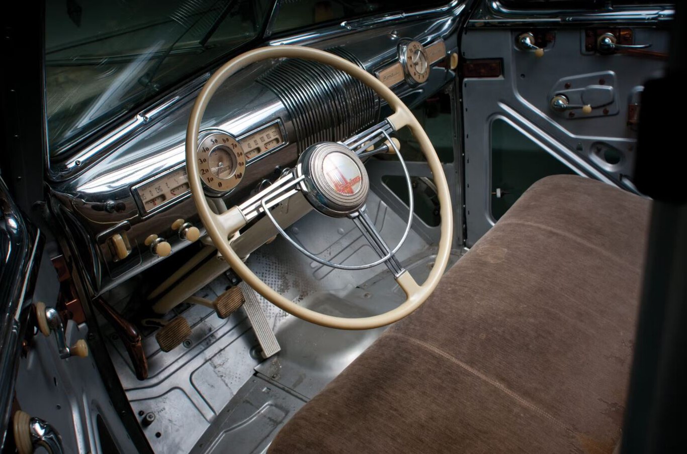 Se oli hyödytön, mutta sen jälkeen, kun teollisuus löysi orgaanisen lasin, Pontiac esitteli vuonna 1939 ensimmäisen ”haamukäyttöisen auton”.