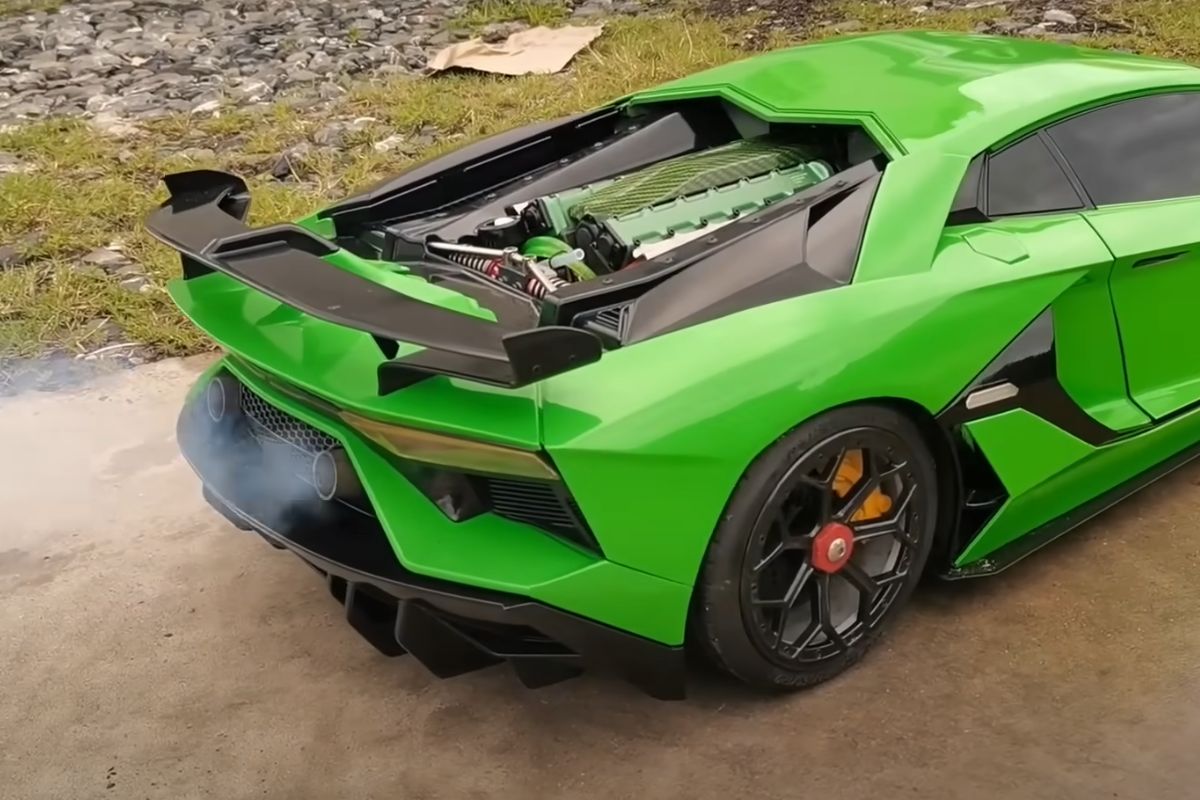 Hän rakensi oman radio-ohjattavan Lamborghinin, jossa on V12-moottori: todellinen pienoiskoossa oleva superauto!