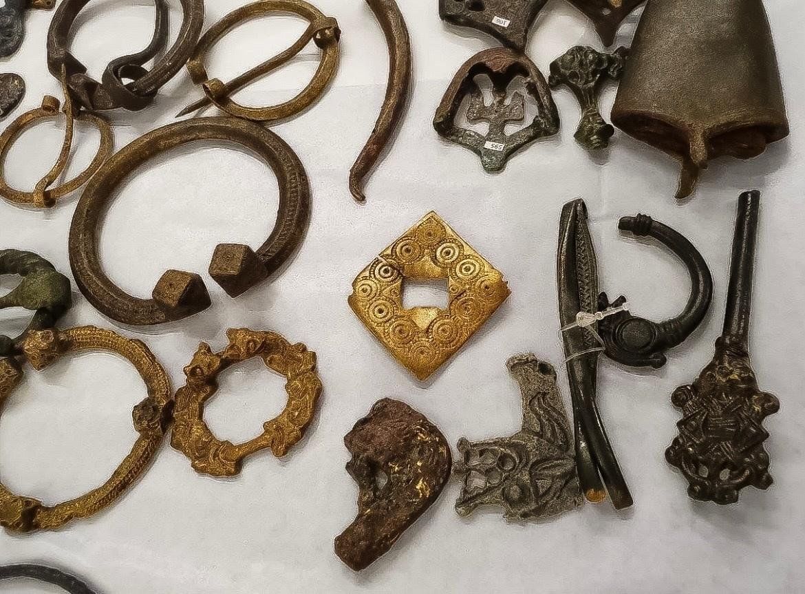 Hän lähtee polkua pitkin metallinpaljastimella kanssa ja löytää 900-luvun viikinkikylän: esineitä, joiden arvo on mittaamaton.