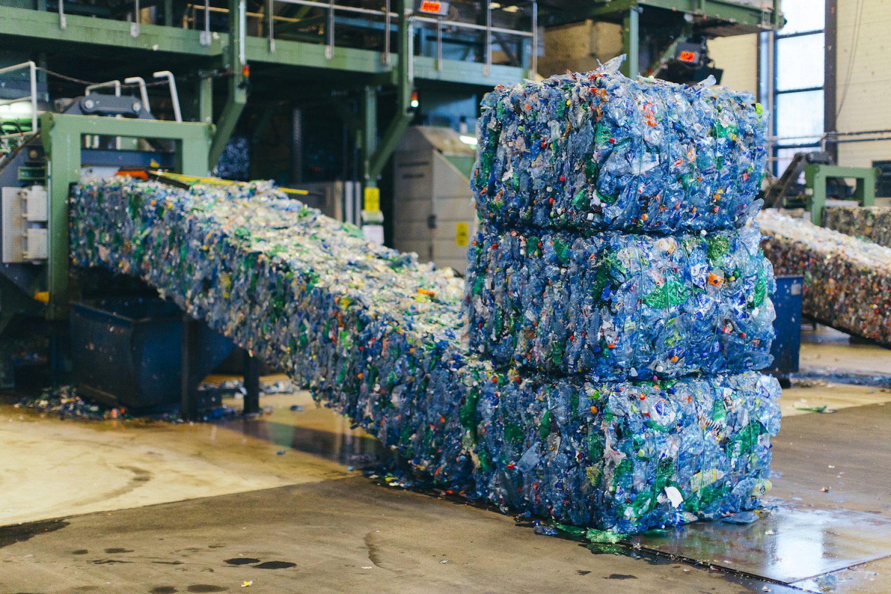 Nuori amerikkalainen innovaattori on kehittänyt menetelmän muovijätteen muuntamiseksi vaihtoehtoiseksi polttoaineeksi, jonka nimi on plastolin.