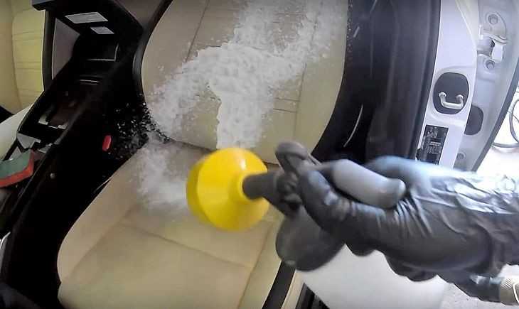 Ei pesuaineita, ei shampoota: kotitekoinen tapa puhdistaa auton verhoilu ja jättää se täysin puhtaaksi