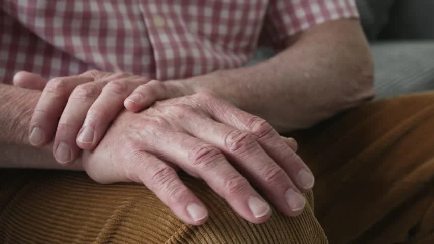 11-vuotias tyttö tulee miljonääriksi keksimällä laitteen, joka muutti Parkinsonin taudista kärsivän isoisänsä elämän.