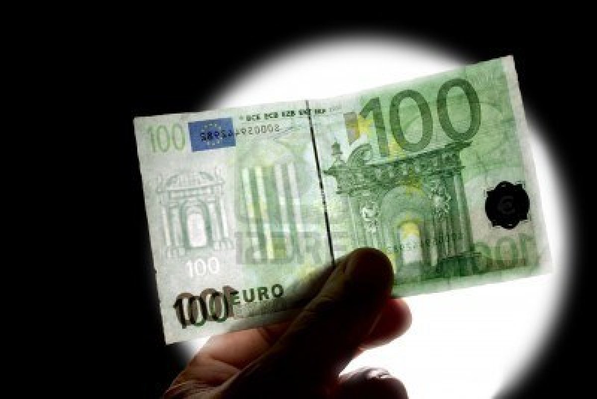 Hän myy matkapuhelimen 700 eurolla ja huomaa tussilla, että setelit ovat väärennettyjä.