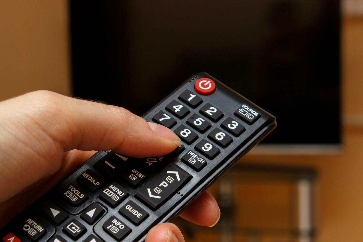 Yksi painike TV:n kaukosäätimessä, joka muuttaa kuvanlaadun viisinkertaiseksi