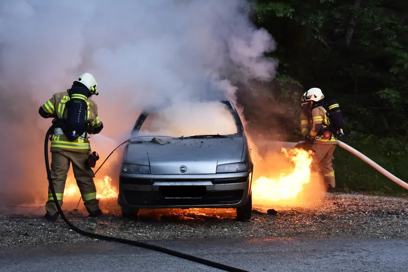 Illinoisin palomiehet ovat keksineet Poseidon-suulakkeen – 8-kiloisen keihään, joka sammuttaa suoraan sähköautojen palavat akut.