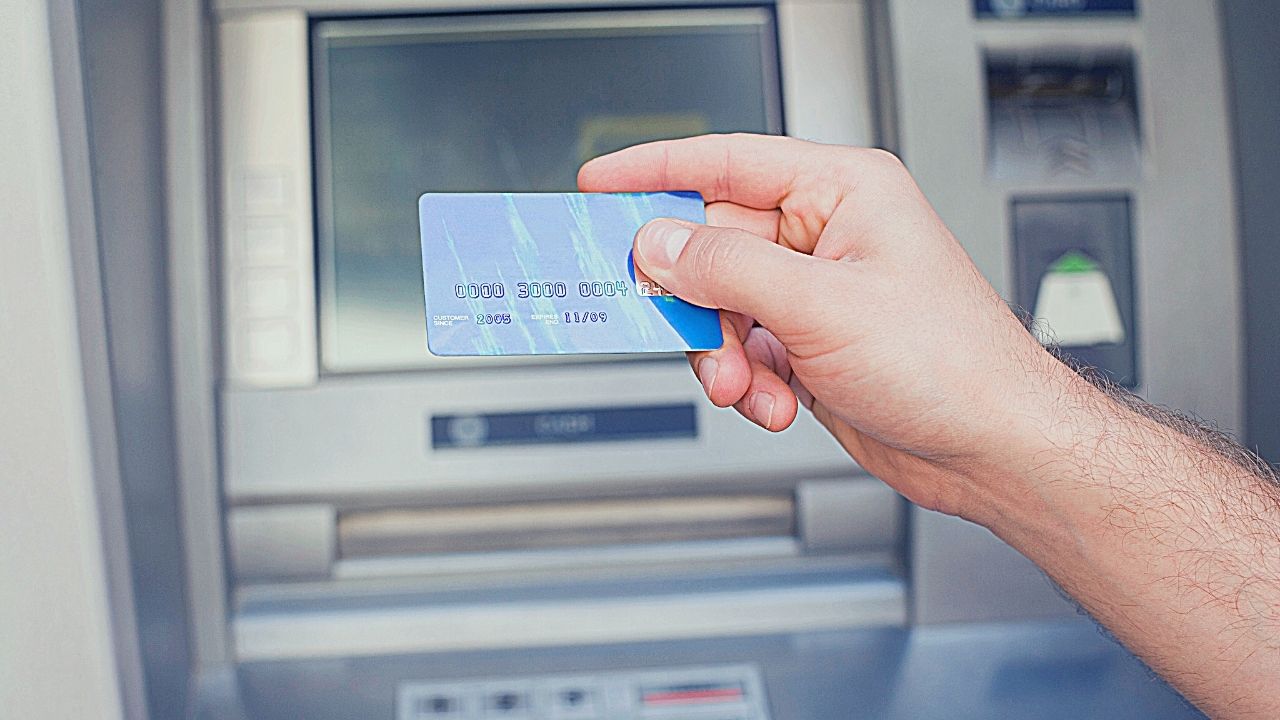 Pankkiautomaatit: yksinkertaiset toimet, jotka on suoritettava ennen pankkikortin asettamista automaattiin petosten välttämiseksi