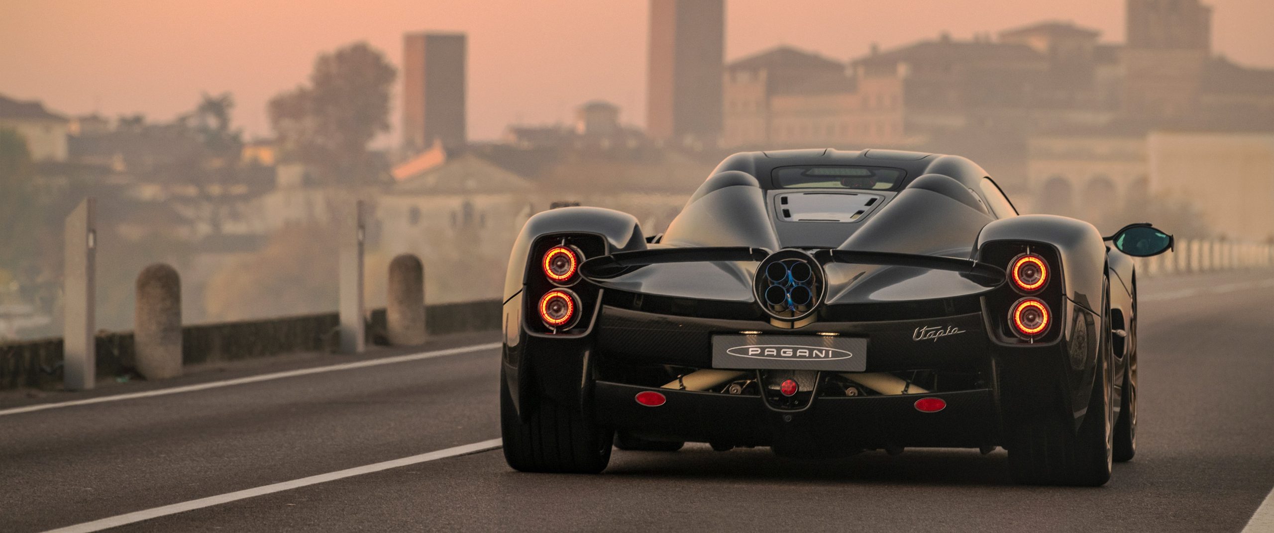 Pagani oli yksi ensimmäisistä, joka ilmoitti tästä ääneen, ja nyt myös Lamborghini tekee samoin: Lanzador ei tule olemaan sähköauto, vaan plug-in-hybridi.
