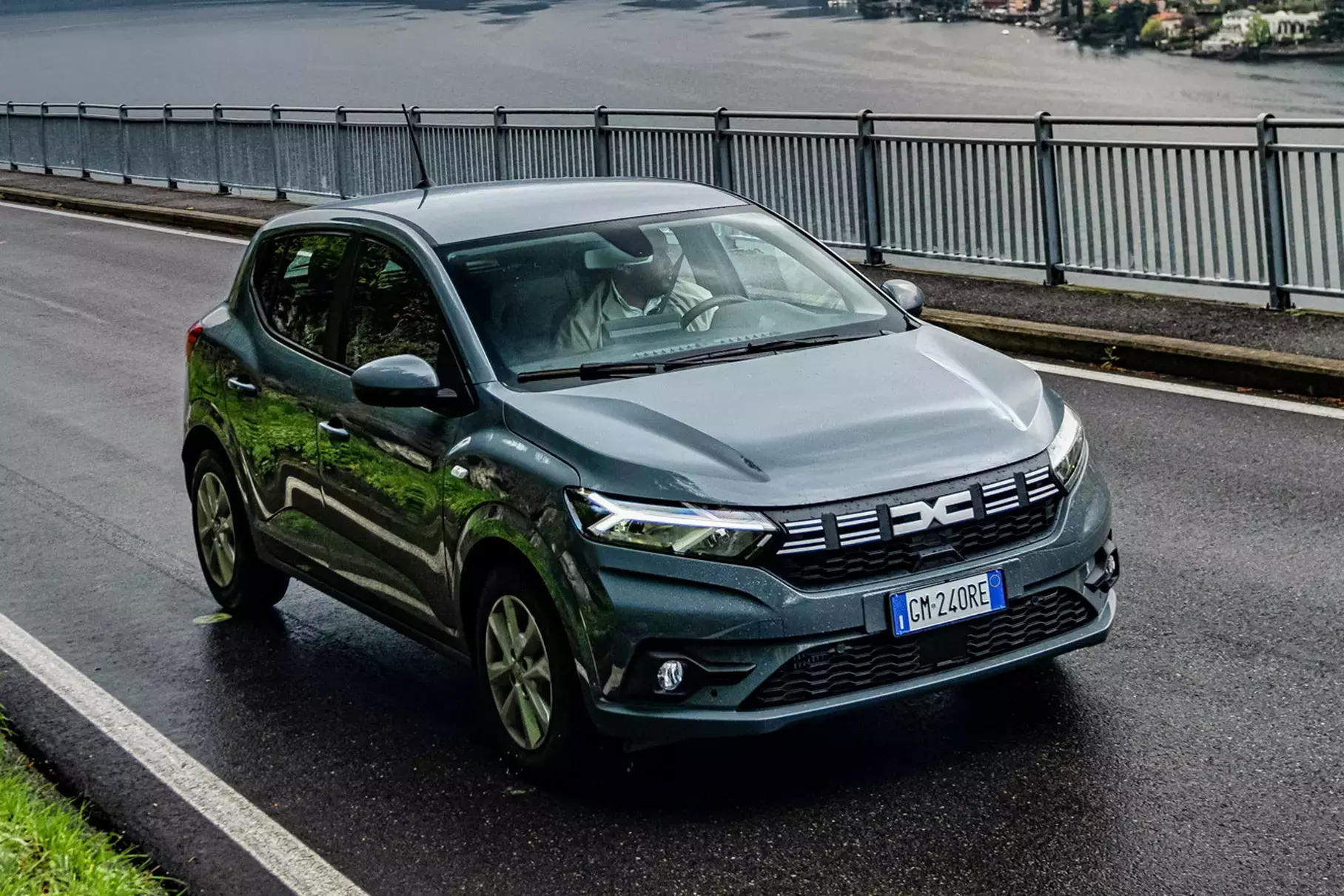 Uusi Dacia Sandero 2026 – ensimmäinen auto: miten bestseller muuttuu