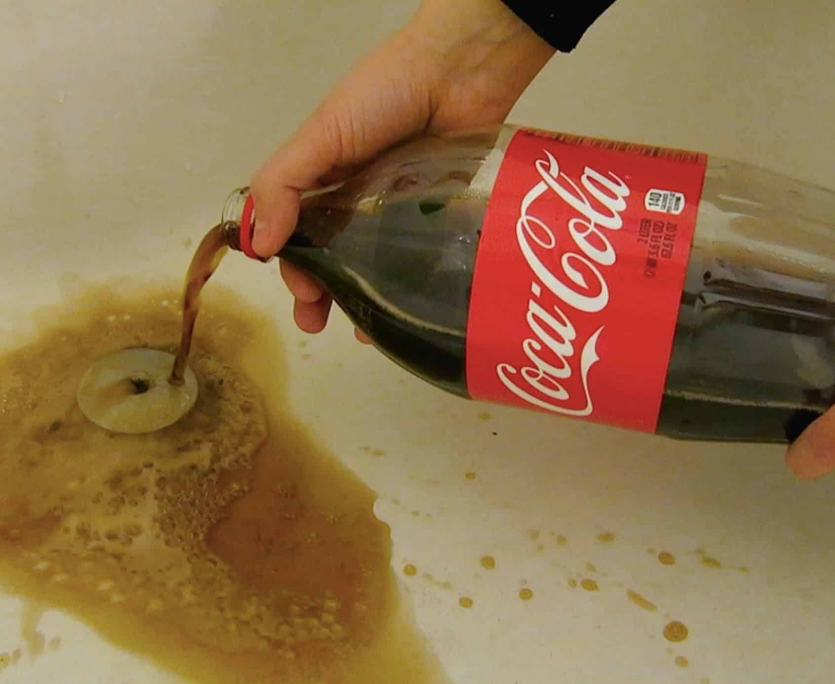 Miksi ihmiset kaatavat kokiksen wc-pönttöön? Tätä temppua, jota on tehty jo useiden sukupolvien ajan, kukaan ei ole koskaan selittänyt.
