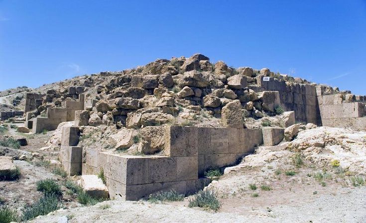 Se on muinaisen Uraartu-sivilisaation majesteettinen linnoitus, joka sijaitsee 3000 metrin korkeudessa Turkissa.