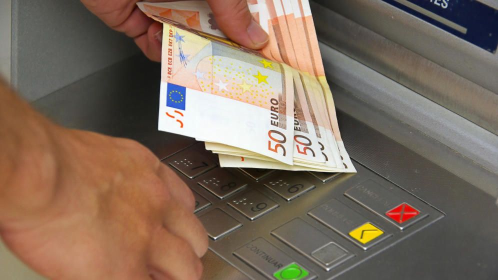 Hän tallettaa 18 000 euroa pankkiautomaattiin ja saa järkyttävän tiliotteen: ”Nämä rahat ovat edelleen vapaana”.