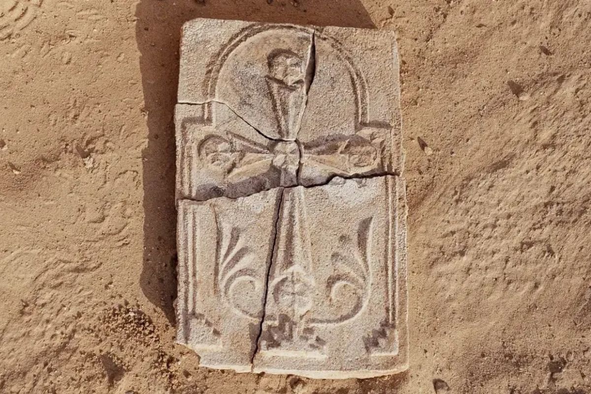 Abu Dhabista löydetty 1400 vuotta vanha kristillinen risti kirjoittaa Persianlahden uskonnollisen historian uusiksi