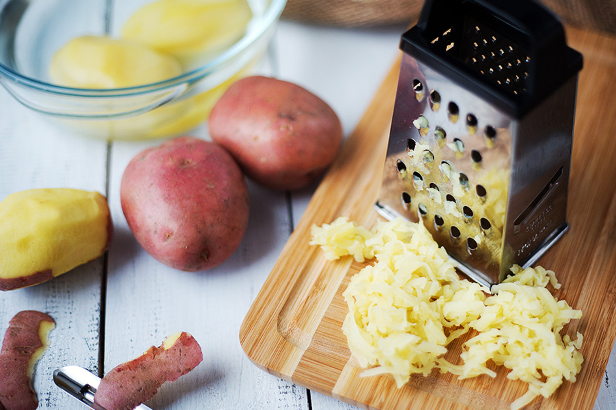Harvat tietävät: miksi raakaa perunaa hierotaan kuumalle grillille?