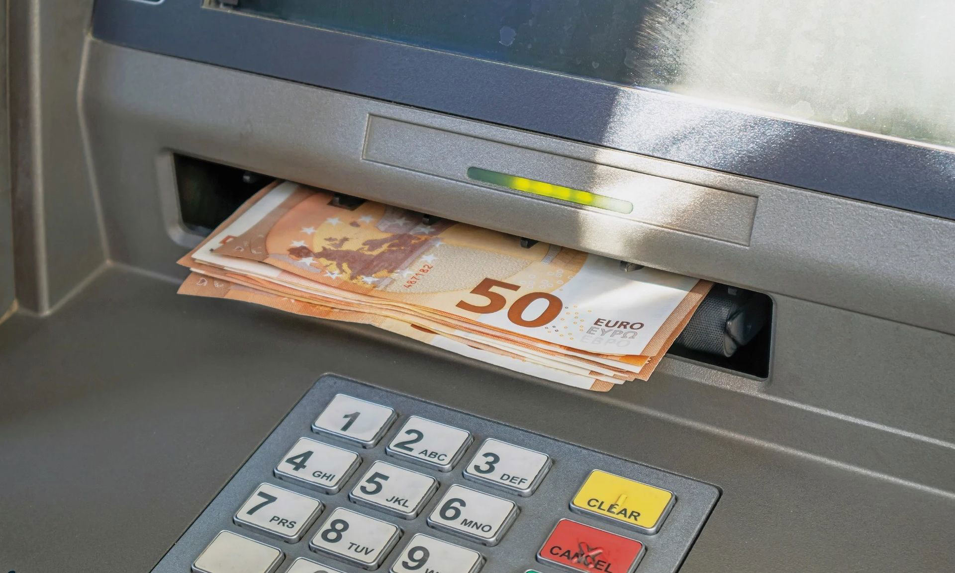 Suomen Pankki varoittaa pankkiautomaateilla rahaa tallettavista, että pankki voi pidättää heidän setelinsä.