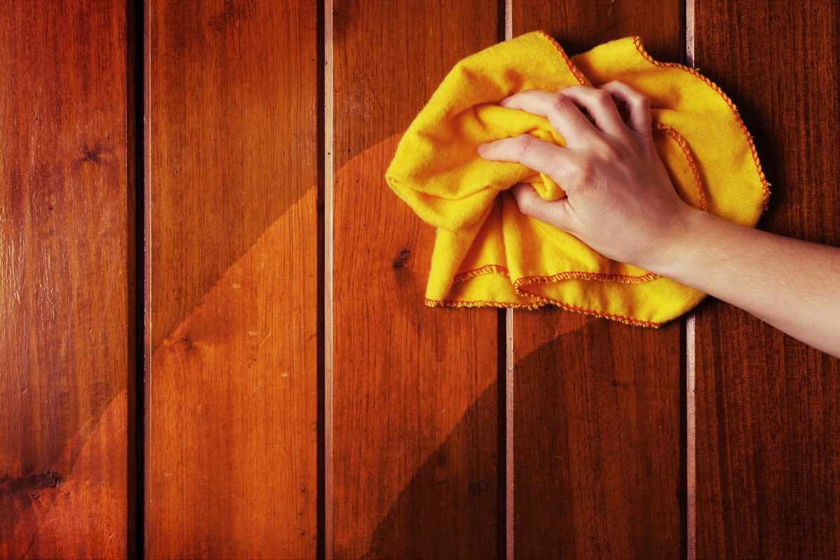 Hoida ja suojaa puukaapit: kuinka puhdistaa ne rasvasta ja palauttaa niiden kiilto