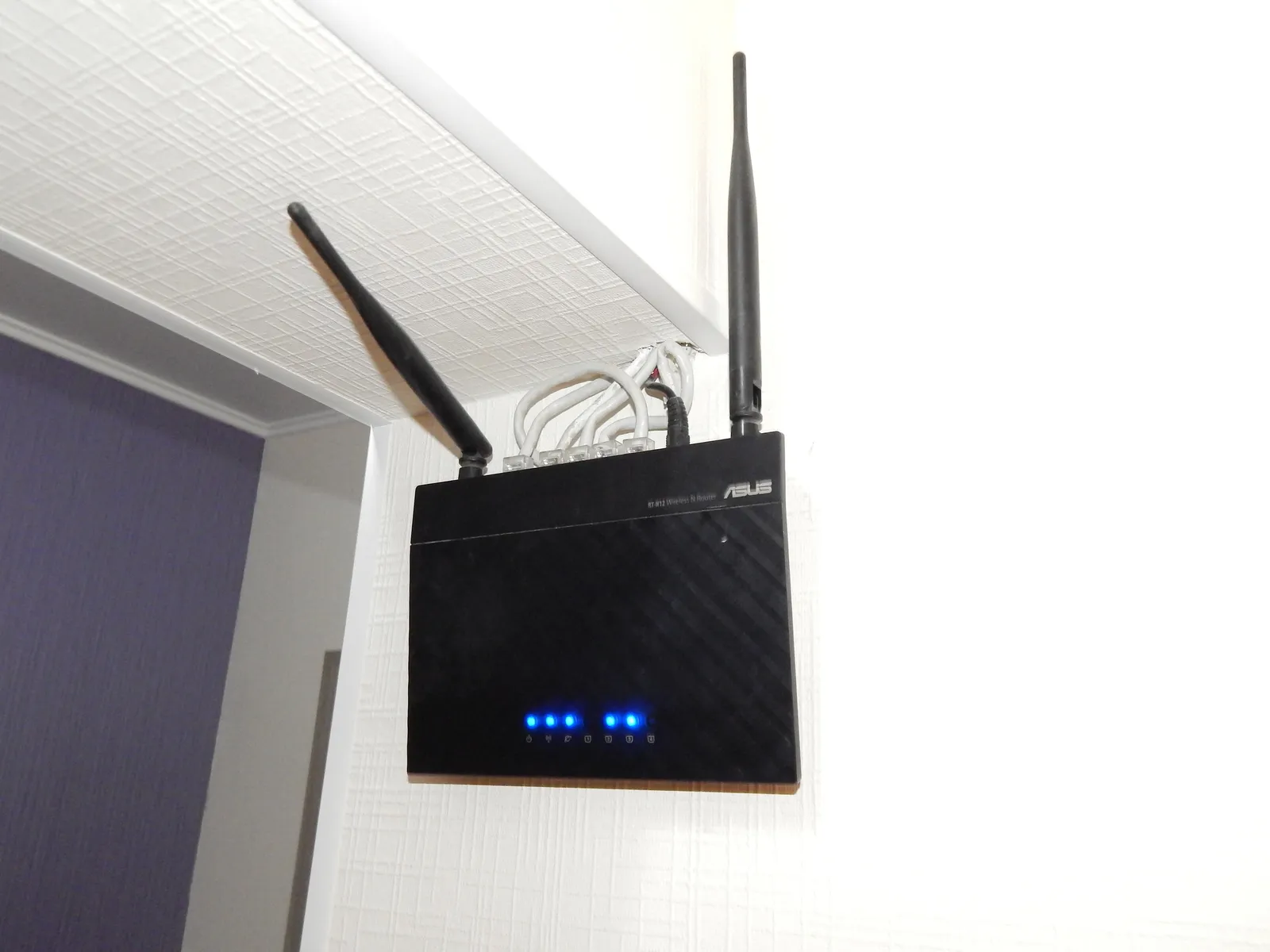 Jos Wi-Fi-reititin sijaitsee tällaisessa paikassa, siirrä se välittömästi, koska se voi aiheuttaa hitaan ja katkonaisen yhteyden.