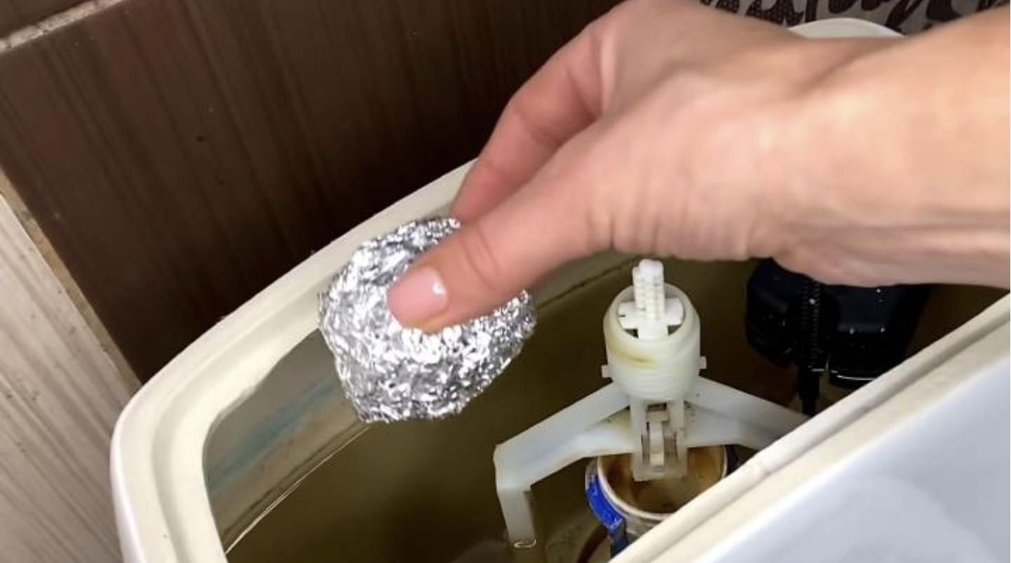 Nerokas temppu alumiinifoliolla wc:n puhdistamiseen, jota yhä useammat ihmiset käyttävät päivittäin.