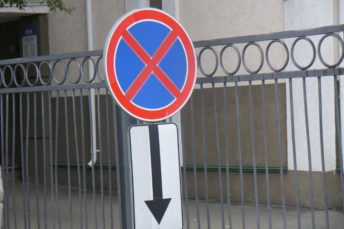 Mitä merkki ”Pysäköinti kielletty” ja risti ”X” tarkoittaa ja missä tapauksissa voidaan määrätä sakko?