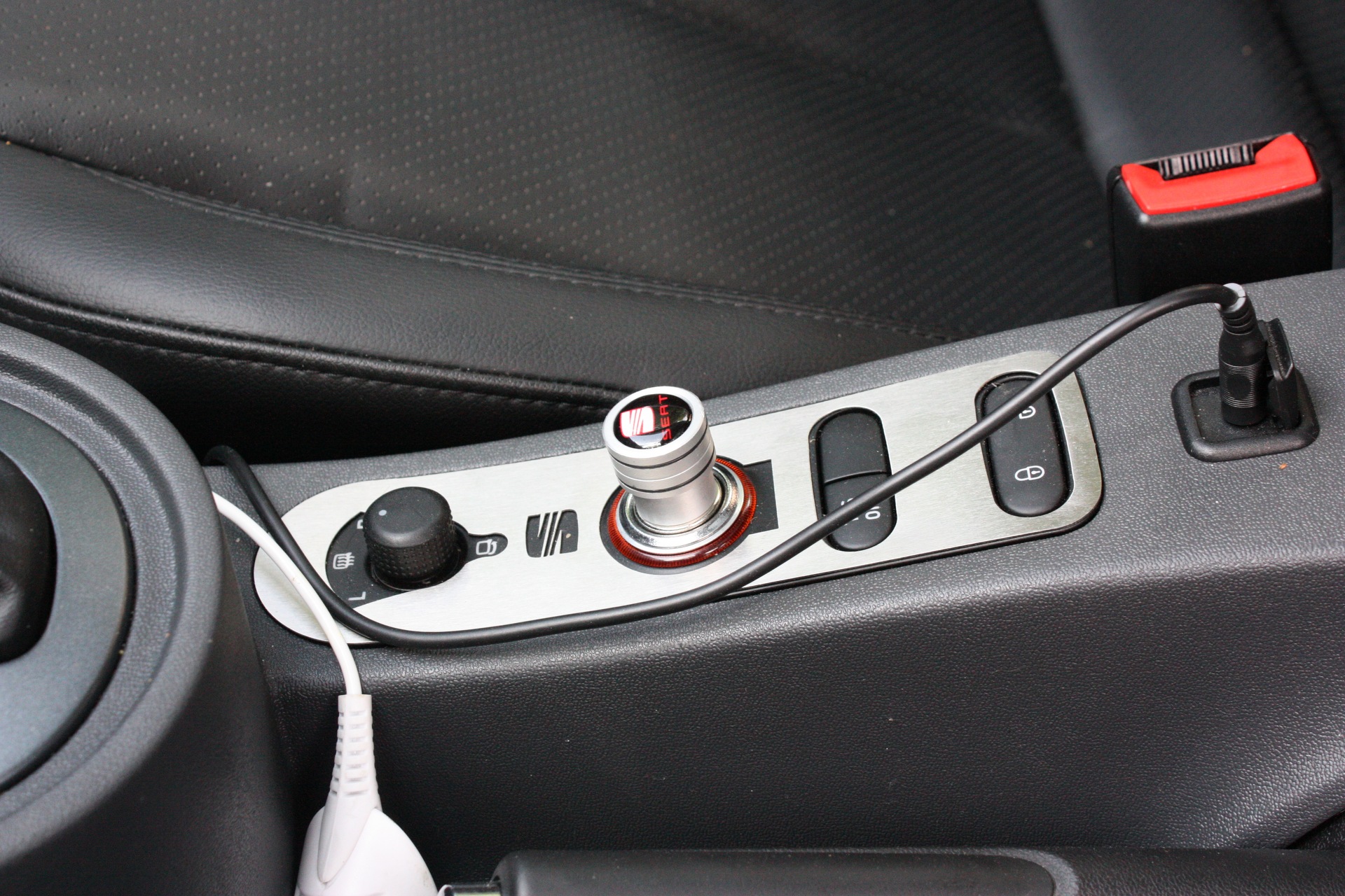 Kaikki, mitä voit tehdä (ja et tiennyt) autosi USB-portin avulla