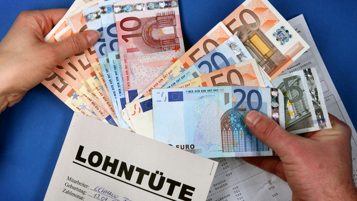 20 vuoden aikana hänet palkattiin 84 kertaa, posti irtisanoi hänet, mutta tuomioistuin puuttui asiaan ja määräsi 10 000 euron korvauksen.