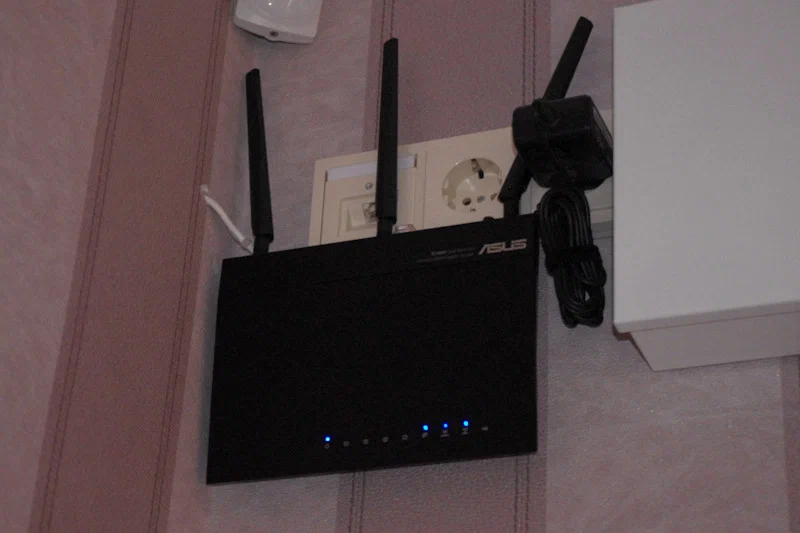 Jos Wi-Fi-reititin sijaitsee tällaisessa paikassa, siirrä se välittömästi, koska se voi aiheuttaa hitaan ja katkonaisen yhteyden.