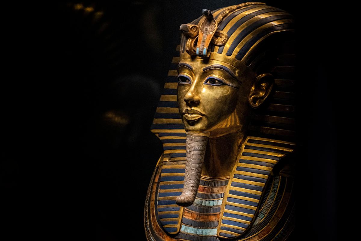 Egypti: astuessaan 4 000 vuotta sitten sinetöityyn hautaan ”tunsin faraon katseen kohdistuvan minuun”, kertoo tutkimusmatkailija, kun taas jotkut arkeologit tuomitsevat ”sensaatiohakuisen kertomuksen” ja toiset puhuvat ”kaiken muuttavasta löydöstä”.