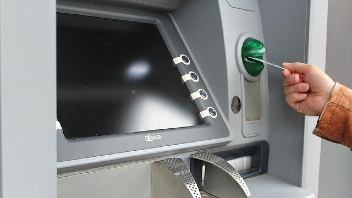 Pankkiautomaatit: yksinkertaiset toimet, jotka on suoritettava ennen pankkikortin asettamista automaattiin petosten välttämiseksi
