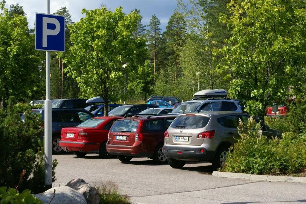 Nuori mies yrittää maksaa pysäköintimaksun käteisellä ja jättää kuitin tiskille, koska ei löydä muuta paikkaa: hänet sakotetaan ja tuomitaan oikeuteen.