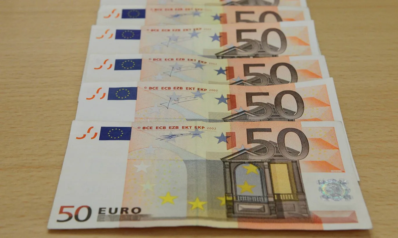 Hän myy matkapuhelimen 700 eurolla ja huomaa tussilla, että setelit ovat väärennettyjä.
