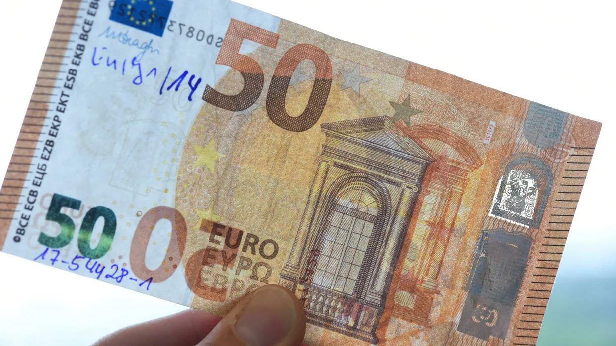 Hän myy matkapuhelimen 700 eurolla ja huomaa tussilla, että setelit ovat väärennettyjä.