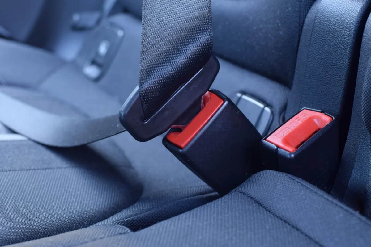 Auto: miksi takaturvavyön kiinnittäminen on välttämätöntä, vaikka olisit yksin etupenkillä