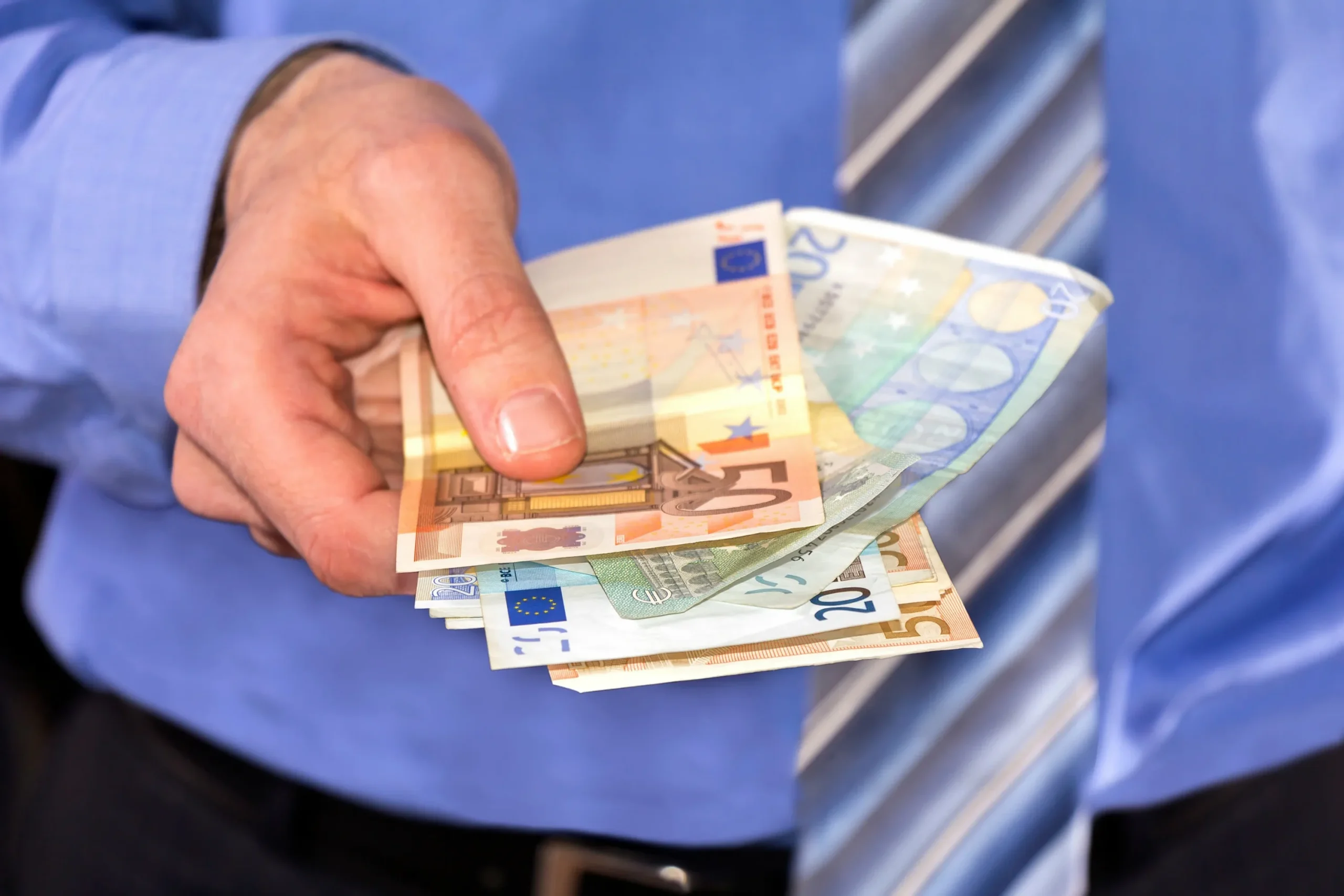 20 vuoden aikana hänet palkattiin 84 kertaa, posti irtisanoi hänet, mutta tuomioistuin puuttui asiaan ja määräsi 10 000 euron korvauksen.