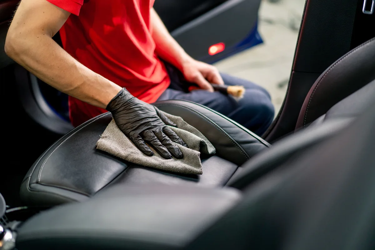Se on helpoin tapa poistaa hiekka autosta palattuasi lomalta