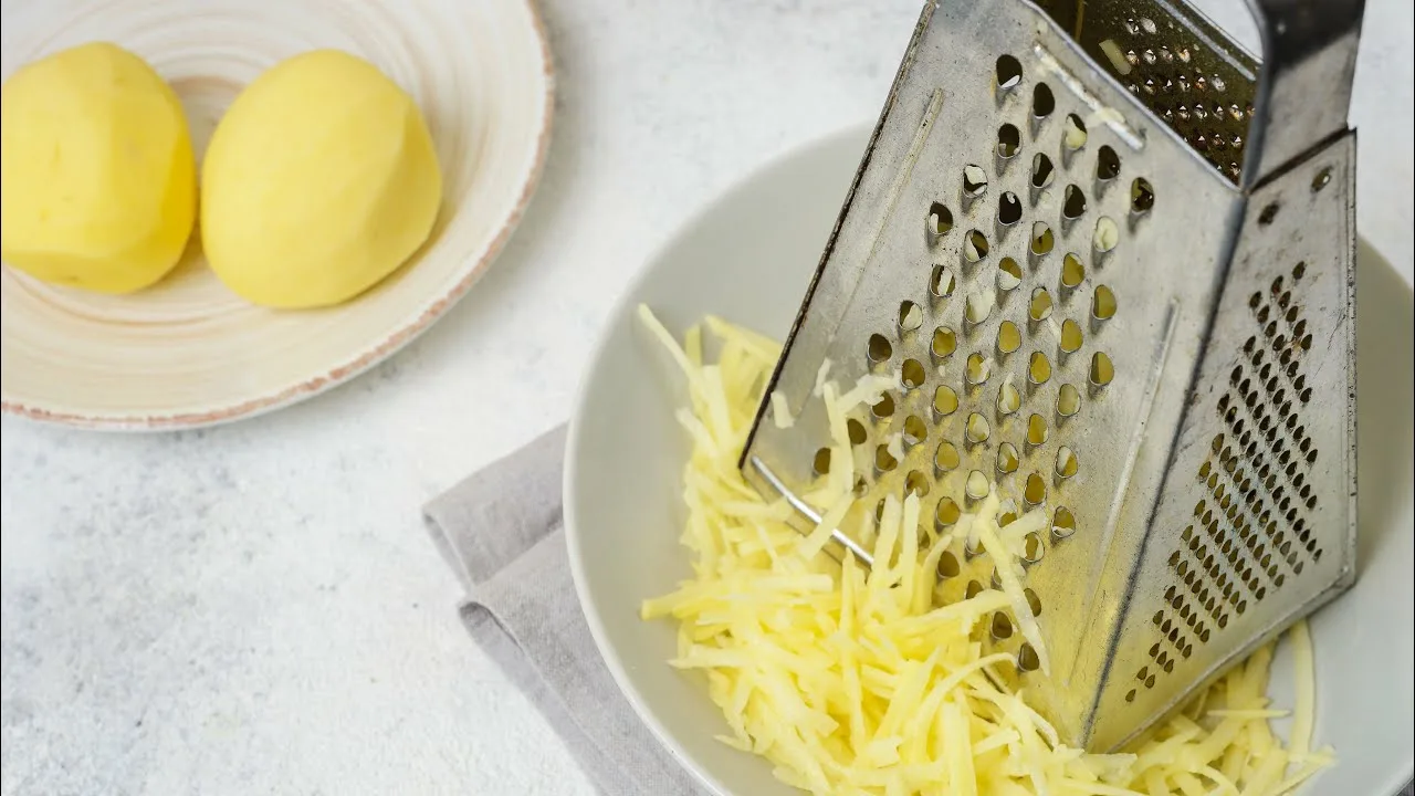 Harvat tietävät: miksi raakaa perunaa hierotaan kuumalle grillille?