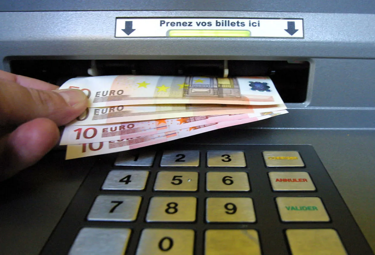 Hän tallettaa 18 000 euroa pankkiautomaattiin ja saa järkyttävän tiliotteen: ”Nämä rahat ovat edelleen vapaana”.