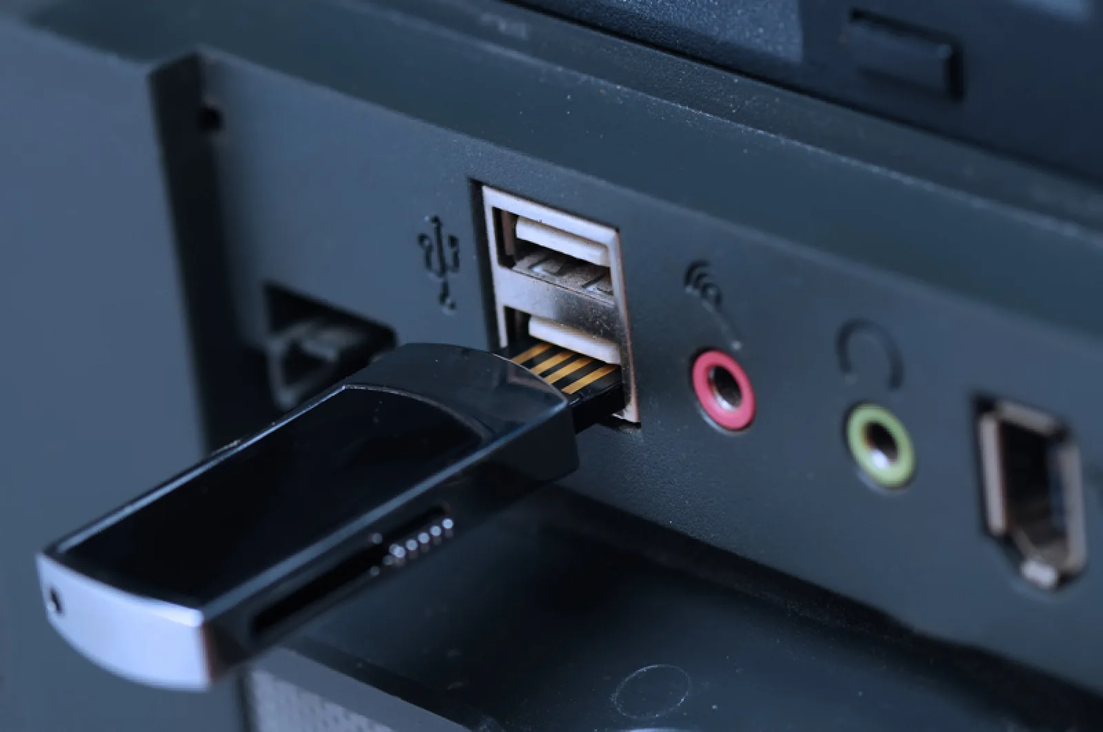 Jos WiFi-reitittimessäsi on tämä USB-portti, se on todellinen aarre: kaikki, mitä voit tehdä, kun liität kiintolevyn