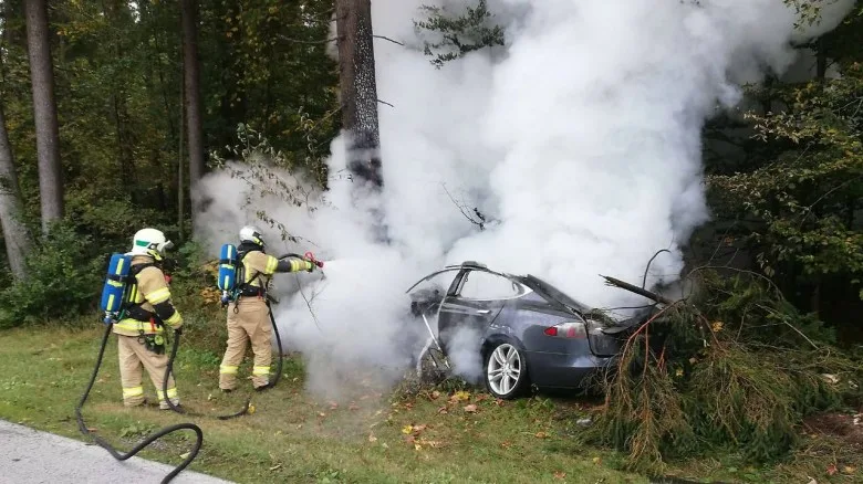 Illinoisin palomiehet ovat keksineet Poseidon-suulakkeen – 8-kiloisen keihään, joka sammuttaa suoraan sähköautojen palavat akut.