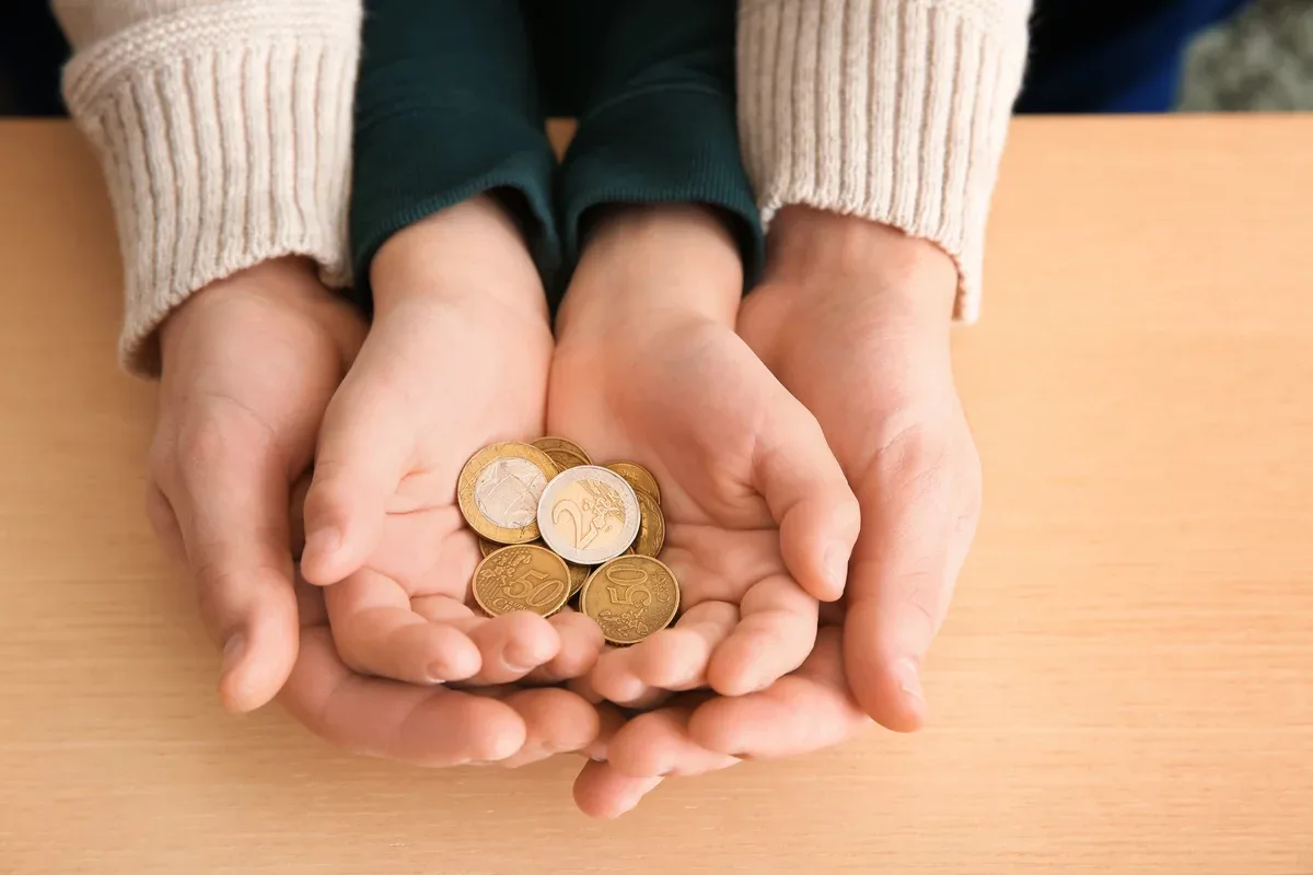Isoisät ja isoäidit: se on virallista, pankit kieltävät nyt rahan tallettamisen lastenlastenne tileille, kyseiset tilit