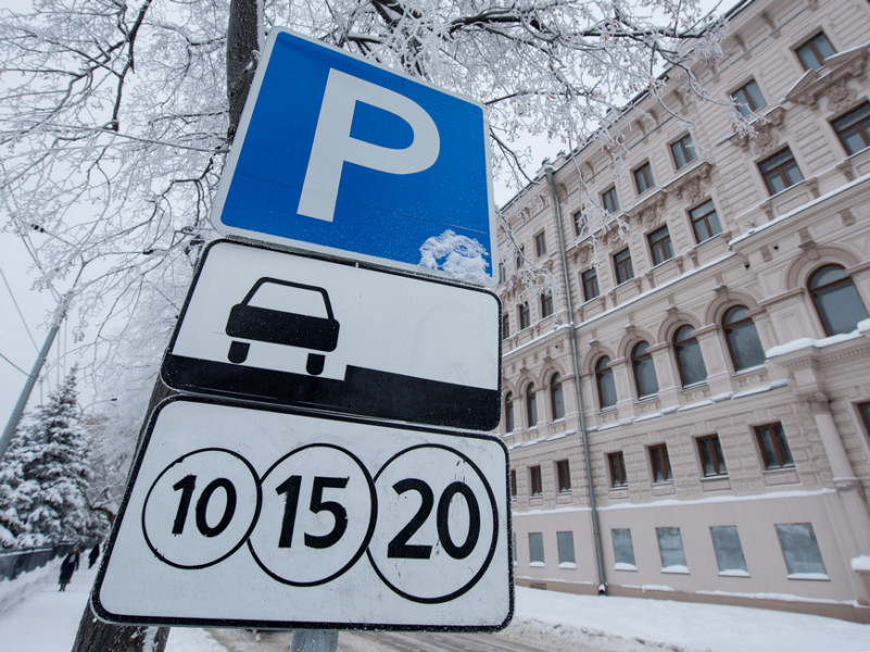 Nuori mies yrittää maksaa pysäköintimaksun käteisellä ja jättää kuitin tiskille, koska ei löydä muuta paikkaa: hänet sakotetaan ja tuomitaan oikeuteen.