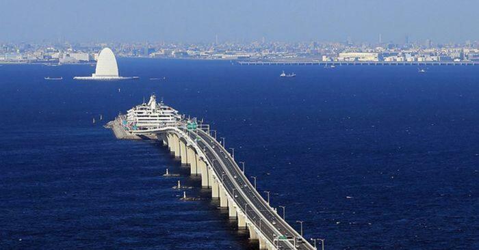 Uskomaton 18 miljardin euron silta, joka rakennettiin yhdistämään kolme Aasian kaupunkia ja joka haastaa meren vedenalaisella tunnelilla.
