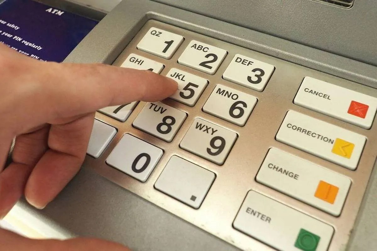 Kuusitoista ihmistä on pidätetty rikollisverkoston jäseninä, joka on varastanut yli 250 000 euroa esiintymällä tekstiviesteissä pankkeina.
