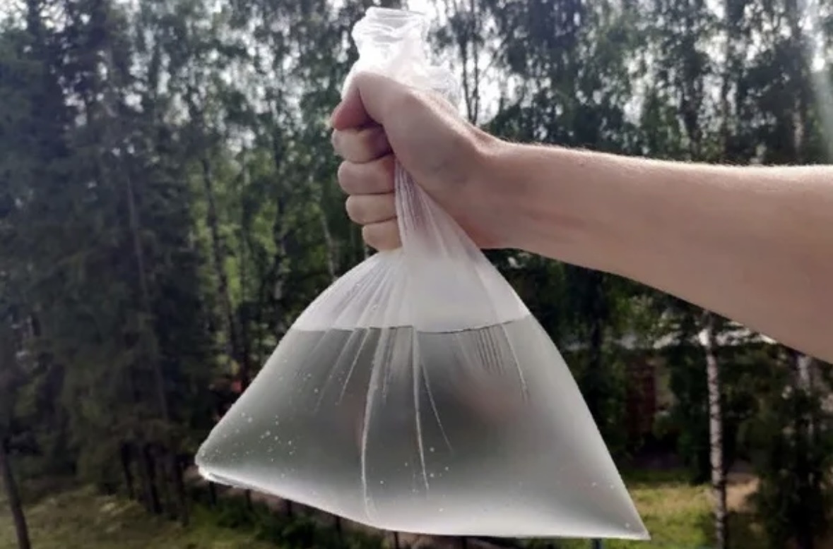 Täytä muovipussi vedellä, laita siihen muutama kolikko, ripusta se ikkunaan ja keksi näin vuoden keksintö.