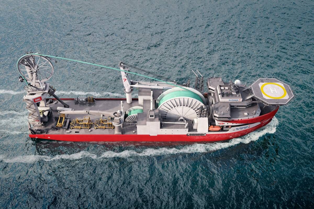 Tällainen on valtava Cable Enterprise -alus, joka asentaa merikaapelin Teneriffan ja La Gomera