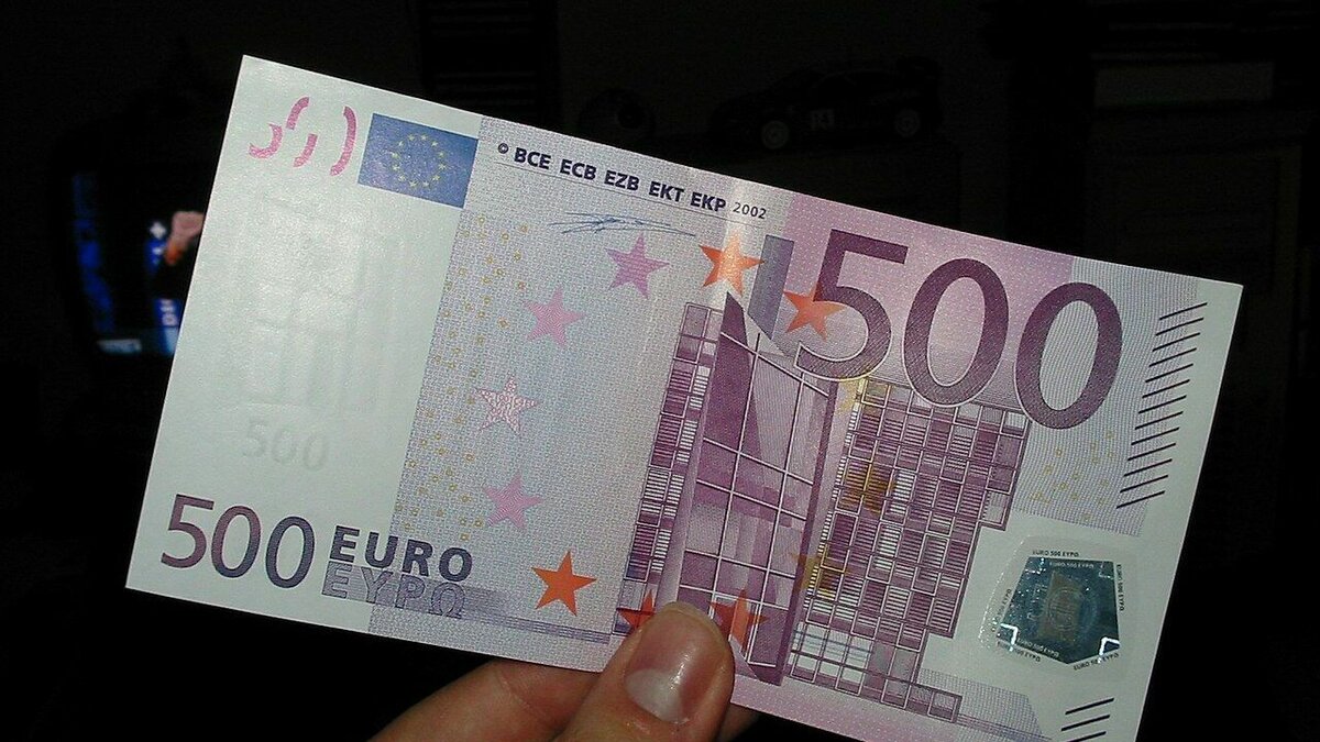 Hän laittaa 20 euron setelin taskuunsa, yökerho irtisanoo hänet 18 vuoden palveluksen jälkeen, ja tuomioistuin päättää hänen edukseen ja myöntää hänelle 14 175 euron korvauksen.