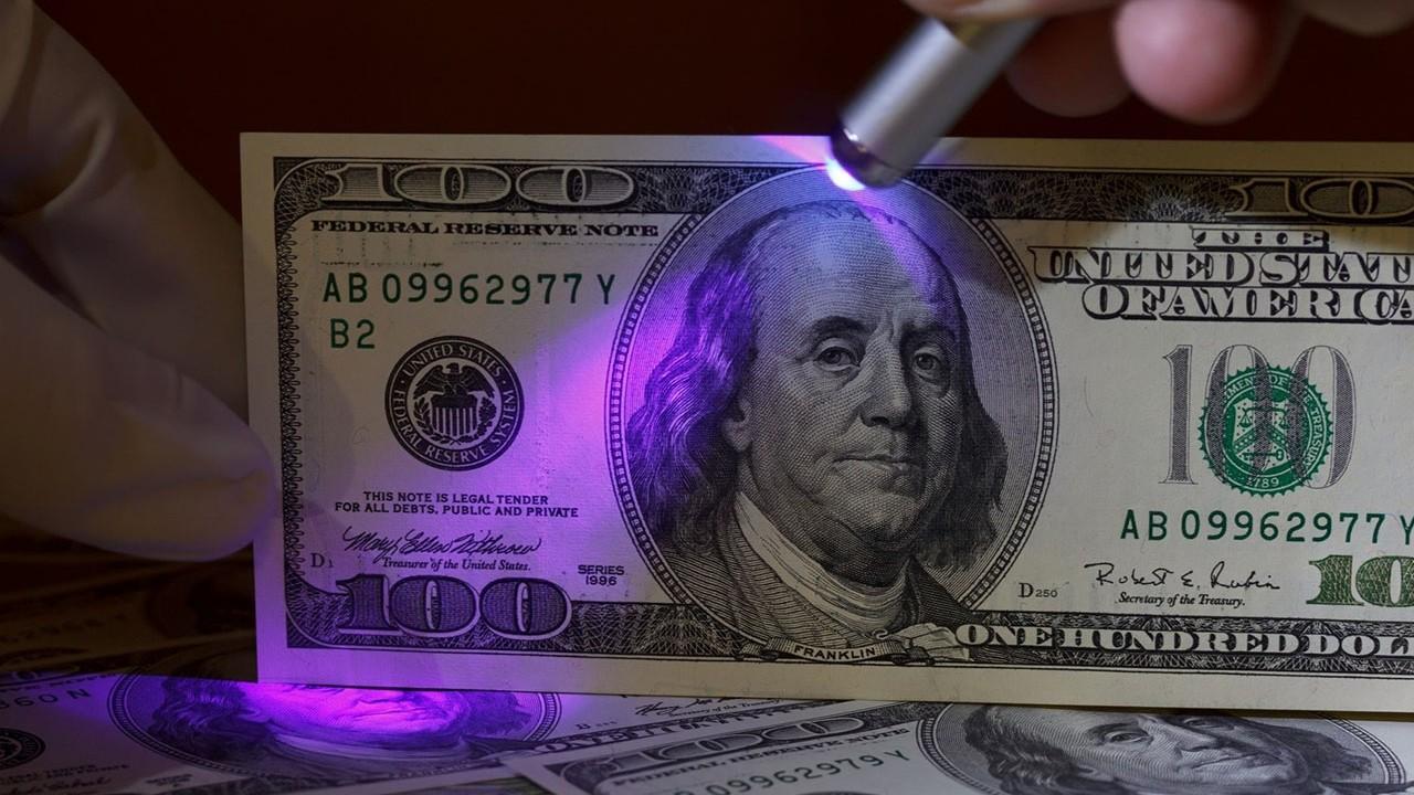Tärkeä ilmoitus | 200 ja 500 dollarin setelit poistuvat käytöstä: pankit vetävät kaikki nämä setelit pois käytöstä.