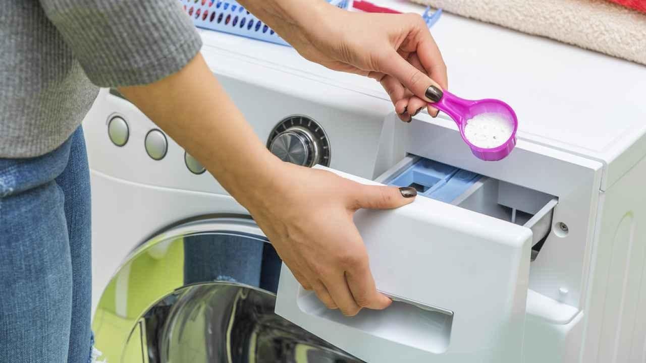 Pesua koskeva vinkki, joka on levinnyt virallisesti internetissä. Virhe, jonka monet tekevät pesuaineita lisätessään.