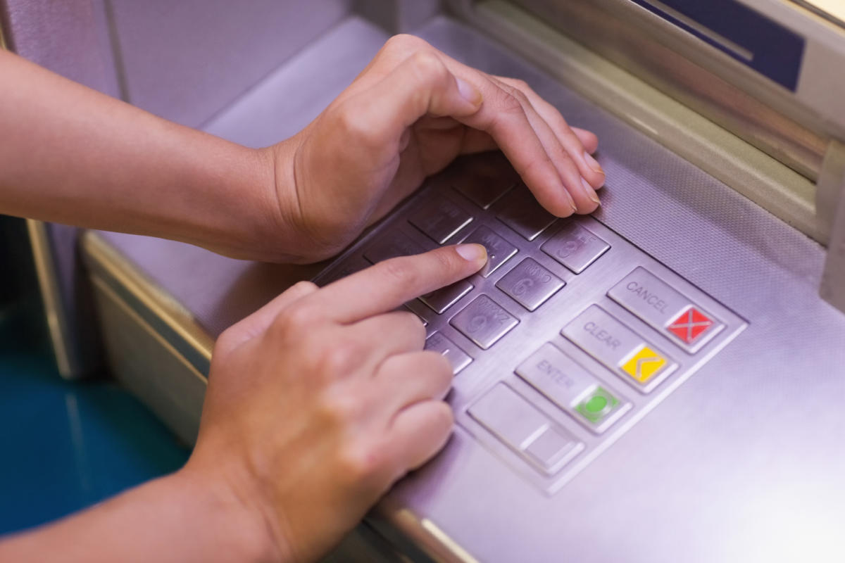 Pankkiautomaatti: painike, jota on painettava rahan noston jälkeen huijauksien välttämiseksi