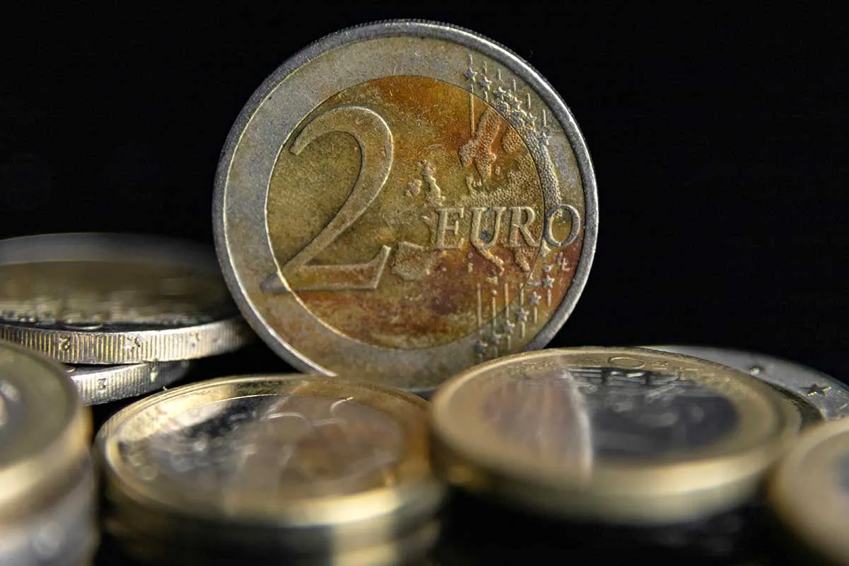 Tämä tuskin huomatun 2 euron kolikko myytiin huutokaupassa 25 000 eurolla (liikkeessä on jäljellä alle 1000 kappaletta).